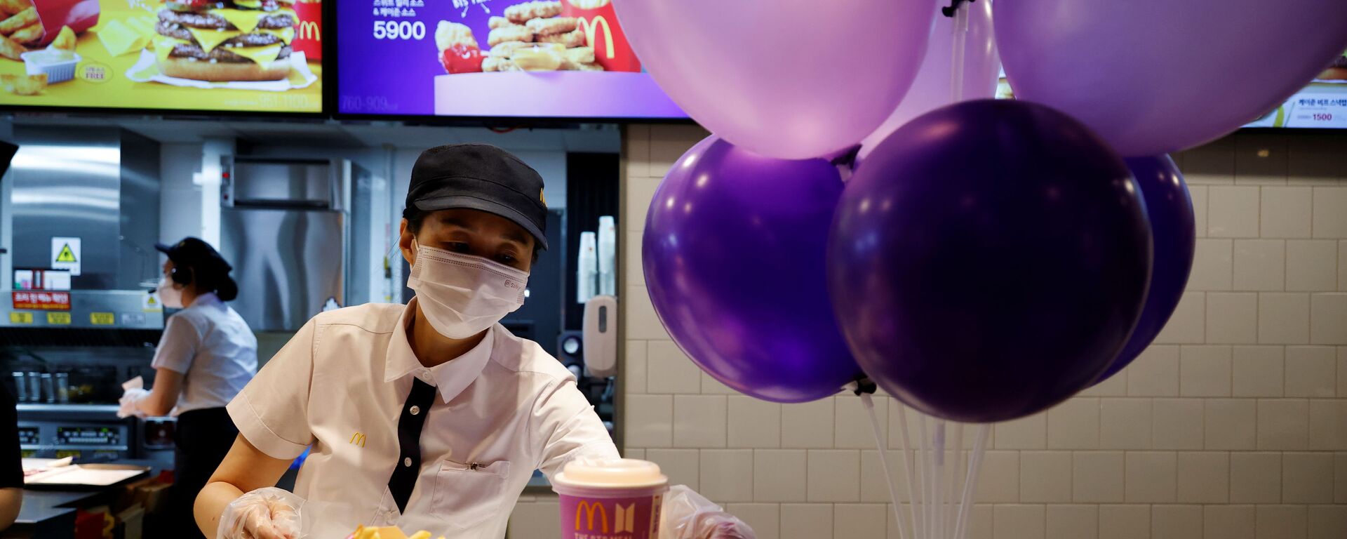 Một nhân viên của McDonald's phục vụ bữa ăn của BTS, được truyền cảm hứng và quảng bá bởi nhóm nhạc nam K-pop BTS, trong giờ ăn trưa tại nhà hàng của họ ở Seoul, Hàn Quốc, ngày 27 tháng 5 năm 2021 - Sputnik Việt Nam, 1920, 11.06.2021