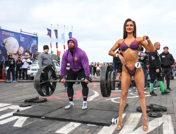 Người tham gia thi đấu trong hạng mục Bikini Fitness trong khuôn khổ World Strongman Champions League ở Teriberka - Sputnik Việt Nam