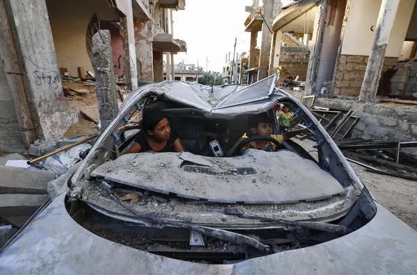 Trẻ em Palestine chơi trong xe bị phá hủy trong cuộc xung đột giữa Hamas và Israel Trẻ em Palestine chơi trong xe bị phá hủy trong cuộc xung đột giữa Hamas và Israel - Sputnik Việt Nam