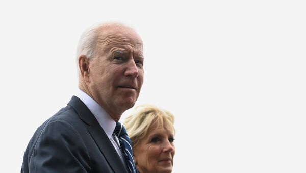 Tổng thống Hoa Kỳ Joe Biden và đệ nhất phu nhân Jill Biden đi dạo bên ngoài khách sạn Carbis Bay trong cuộc gặp với Thủ tướng Anh Boris Johnson và phu nhân Carrie Johnson (không ảnh), tại Vịnh Carbis, Cornwall, Anh ngày 10 tháng 6 năm 2021. - Sputnik Việt Nam