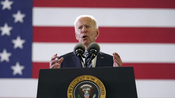 Tổng thống Joe Biden nói chuyện với các thành viên dịch vụ Mỹ tại RAF Mildenhall ở Suffolk, Anh, Thứ Tư, ngày 9 tháng 6 năm 2021. - Sputnik Việt Nam