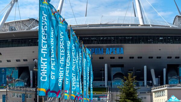 Biểu ngữ và cờ trước giải vô địch UEFA EURO 2020 tại sân vận động Gazprom Arena ở St.Petersburg. - Sputnik Việt Nam