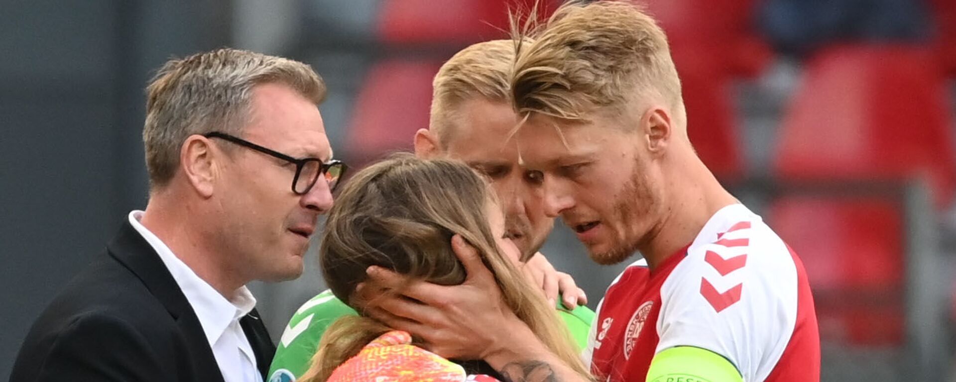 Simon Kjaer và Kasper Schmeichel trấn an Sabrina Kvist Jensen, vợ của Christian Eriksen. - Sputnik Việt Nam, 1920, 15.06.2021