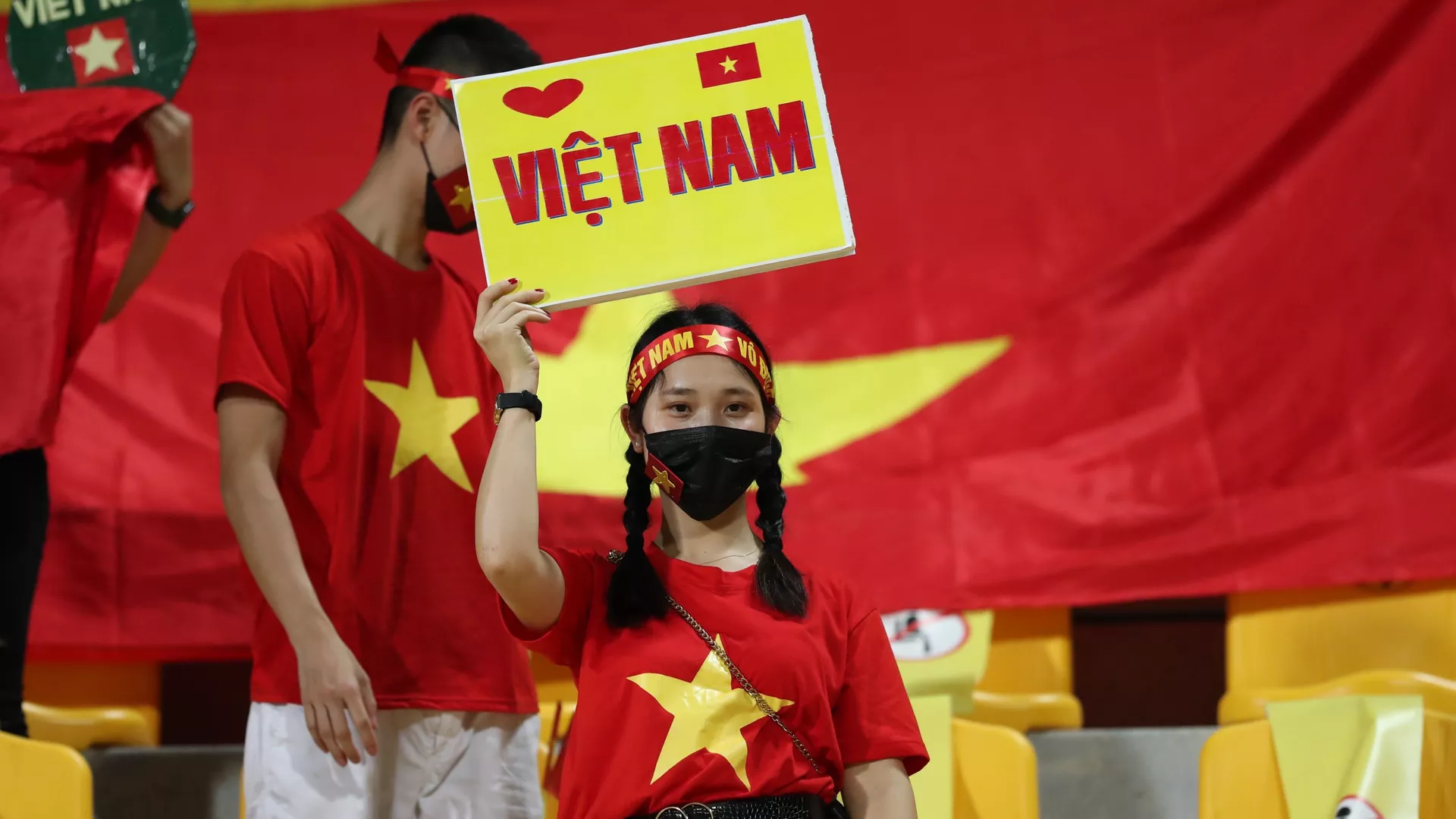 Cổ động viên đã có mặt từ rất sớm trong sân vận động Zabeel để tiếp lửa cho đội tuyển Việt Nam