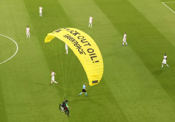 Người biểu tình Greenpeace trong trận đấu Euro 2020 giữa Đức và Pháp Người biểu tình Greenpeace trong trận đấu Euro 2020 giữa Đức và Pháp - Sputnik Việt Nam