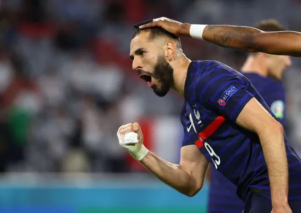Cầu thủ Pháp Karim Benzema sau khi ghi bàn thắng tại Euro 2020 (Bàn thắng không được tính do lỗi việt vị) Cầu thủ Pháp Karim Benzema sau khi ghi bàn thắng tại Euro 2020 (Bàn thắng không được tính do lỗi việt vị) - Sputnik Việt Nam