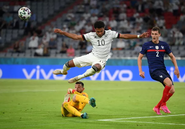 Cầu thủ Đức Serge Gnabry và cầu thủ Pháp Hugo Lloris Cầu thủ Đức Serge Gnabry và cầu thủ Pháp Hugo Lloris - Sputnik Việt Nam