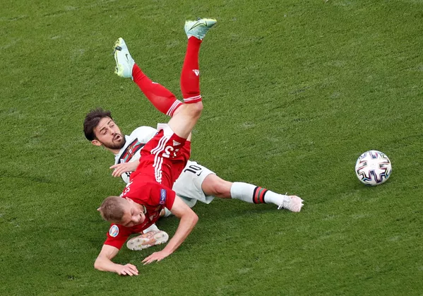 Cuộc tranh giành bóng giữa cầu thủ Bồ Đào Nha Bernardo Silva và cầu thủ Hungary Laszlo Kleinheisler Cuộc tranh giành bóng giữa cầu thủ Bồ Đào Nha Bernardo Silva và cầu thủ Hungary Laszlo Kleinheisler - Sputnik Việt Nam