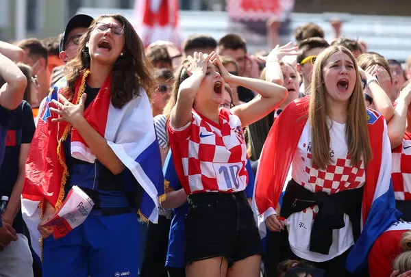 Người hâm mộ ở Zagreb xem trận Euro 2020 giữa ĐT Anh và Croatia Người hâm mộ ở Zagreb xem trận Euro 2020 giữa ĐT Anh và Croatia - Sputnik Việt Nam