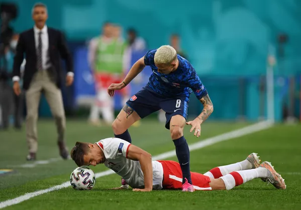 Các cầu thủ Jan Bednarek và Ondrej Duda trong trận Ba Lan-Slovakia tại Euro 2020 Các cầu thủ Jan Bednarek và Ondrej Duda trong trận Ba Lan-Slovakia tại Euro 2020 - Sputnik Việt Nam