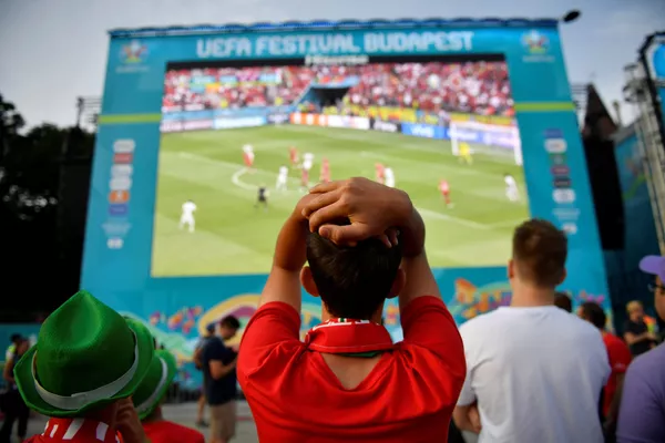 Người hâm mộ ở Budapest xem trận Euro 2020 giữa các đội Hungary-Bồ Đào Nha
Người hâm mộ ở Budapest xem trận Euro 2020 giữa các đội Hungary-Bồ Đào Nha
- Sputnik Việt Nam