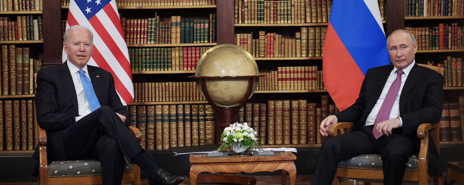 Tổng thống Nga Vladimir Putin và Tổng thống Mỹ Joe Biden trong cuộc gặp ở Geneva tại Villa La Grange - Sputnik Việt Nam, 1920, 23.06.2021