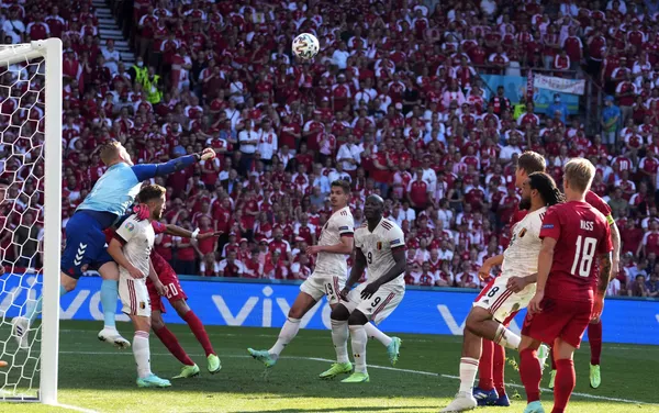 Trận đấu vòng bảng của Giải Vô địch Bóng đá châu Âu EURO 2020 giữa đội tuyển Đan Mạch và đội tuyển Bỉ. Trận đấu vòng bảng của Giải Vô địch Bóng đá châu Âu EURO 2020 giữa đội tuyển Đan Mạch và đội tuyển Bỉ. - Sputnik Việt Nam