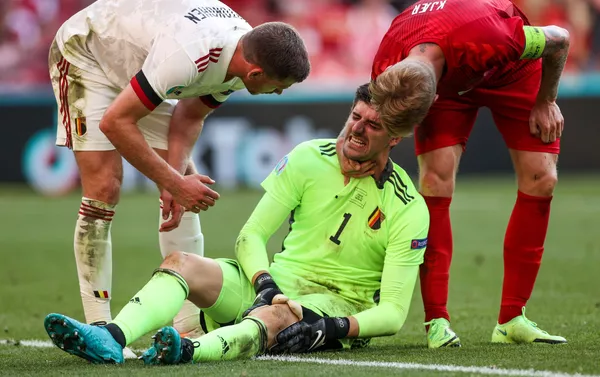Cầu thủ Bỉ Jan Vertonghen, thủ môn Bỉ Thibault Courtois và Simon Kjaer của Đan Mạch trong trận đấu vòng 2 vòng bảng EURO 2020 giữa hai đội tuyển Đan Mạch và Bỉ. Cầu thủ Bỉ Jan Vertonghen, thủ môn Bỉ Thibault Courtois và Simon Kjaer của Đan Mạch trong trận đấu vòng 2 vòng bảng EURO 2020 giữa hai đội tuyển Đan Mạch và Bỉ. - Sputnik Việt Nam