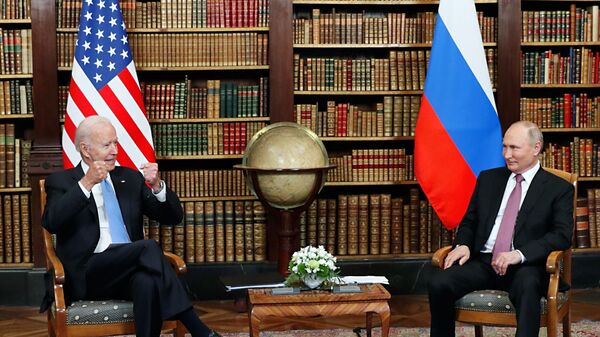 Tổng thống Nga Vladimir Putin và Tổng thống Mỹ Joe Biden trong cuộc gặp tại Biệt thự La Grange, Geneva - Sputnik Việt Nam