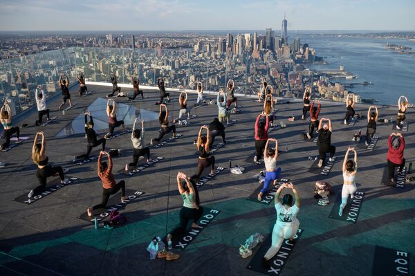 Tập yoga tại Đài quan sát Edge (Edge Observation Deck) ở độ cao 345 mét, New York - Sputnik Việt Nam