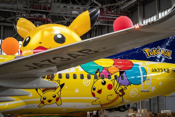 Hãng hàng không Nhật Bản Skymark Airlines giới thiệu ở Tokyo chiếc Boeing 737-800 với hình ảnh Pikachu - Sputnik Việt Nam