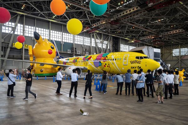 Hãng hàng không Nhật Bản Skymark Airlines giới thiệu ở Tokyo chiếc Boeing 737-800 với hình ảnh Pikachu - Sputnik Việt Nam