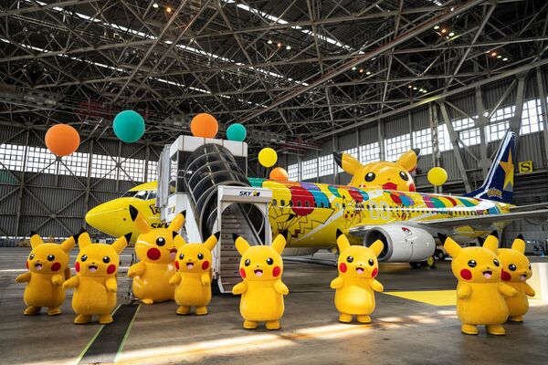 Hãng hàng không Nhật Bản Skymark Airlines giới thiệu ở Tokyo chiếc Boeing 737-800 với hình ảnh Pikachu - Sputnik Việt Nam