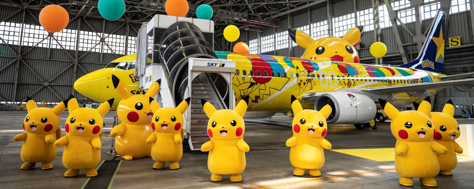 Hãng hàng không Nhật Bản Skymark Airlines giới thiệu ở Tokyo chiếc Boeing 737-800 với hình ảnh Pikachu - Sputnik Việt Nam, 1920, 21.06.2021