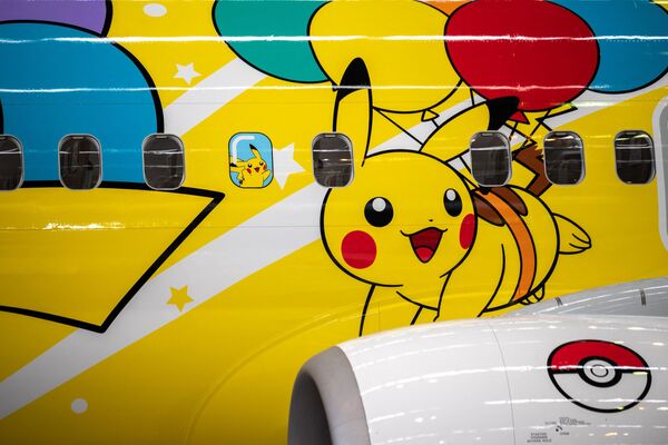 Hãng hàng không Nhật Bản Skymark Airlines giới thiệu ở Tokyo chiếc Boeing 737-800 với hình ảnh Pikachu - Sputnik Việt Nam