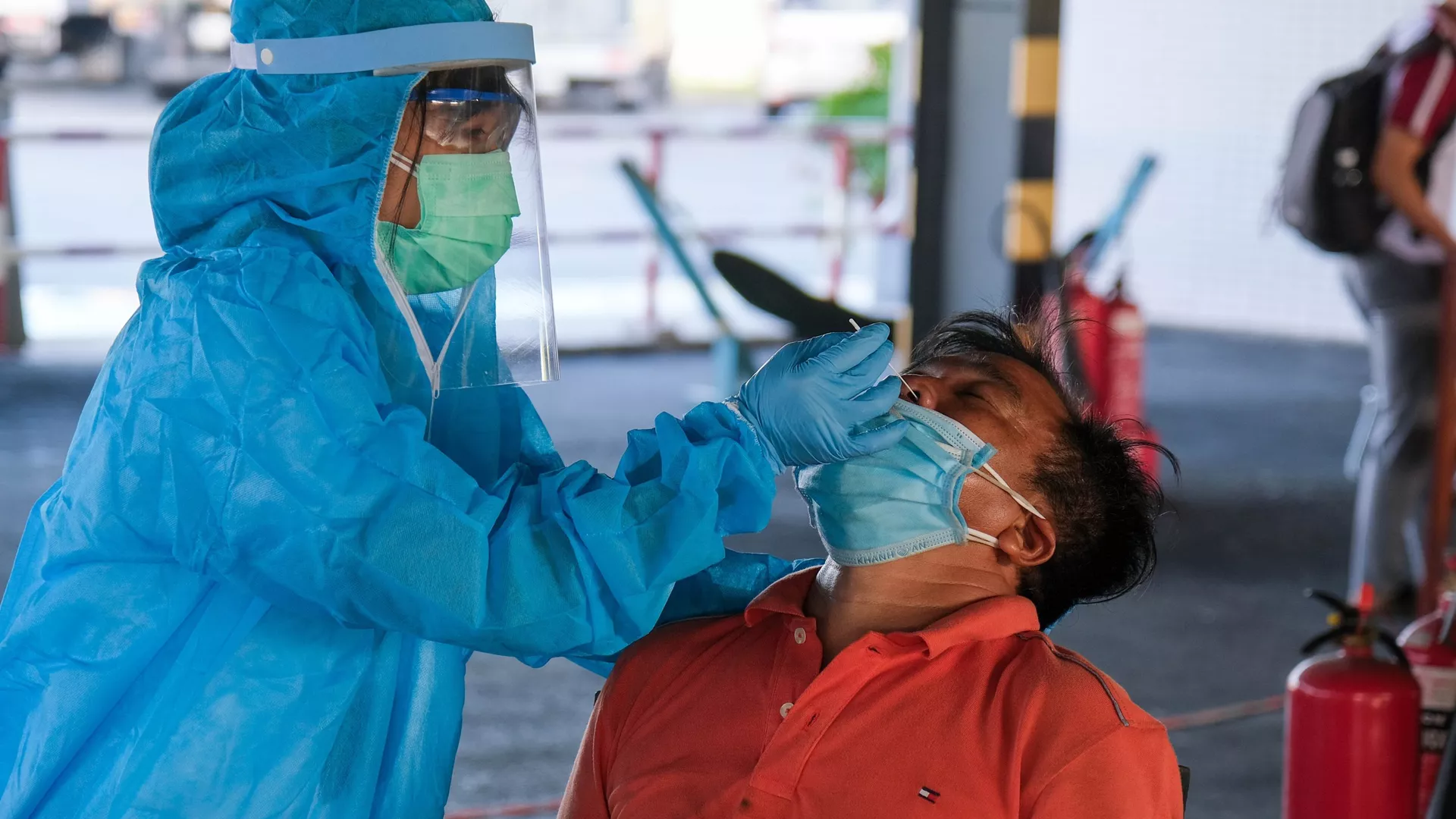 Sinhh viên trường Đại học Y Dược Cần Thơ thực hiện nhiệm vụ tại các chốt kiểm dịch.