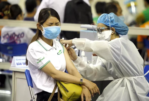 Người lao động Thành phố Hồ Chí Minh được tiêm vaccine phòng COVID-19. Người lao động Thành phố Hồ Chí Minh được tiêm vaccine phòng COVID-19. - Sputnik Việt Nam