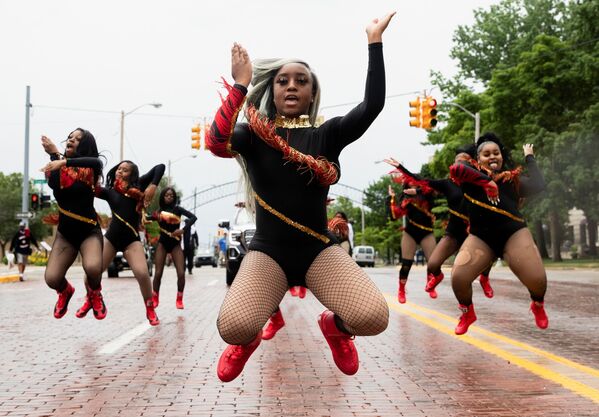 Các thành viên «For The Love of Dance Studio» trong cuộc diễu hành, bang Michigan, Hoa Kỳ - Sputnik Việt Nam