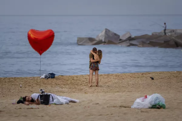 Nụ hôn trên bãi biển sáng sớm ở Barcelona, Tây Ban Nha Nụ hôn trên bãi biển sáng sớm ở Barcelona, Tây Ban Nha - Sputnik Việt Nam
