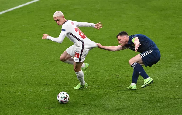 Cầu thủ Anh Phil Foden tranh bóng với đối thủ Scotland Andrew Robertson trong trận đấu giữa đội Anh và đội Scotland thuộc vòng bảng D của EURO 2020 Cầu thủ Anh Phil Foden tranh bóng với đối thủ Scotland Andrew Robertson trong trận đấu giữa đội Anh và đội Scotland thuộc vòng bảng D của EURO 2020 - Sputnik Việt Nam