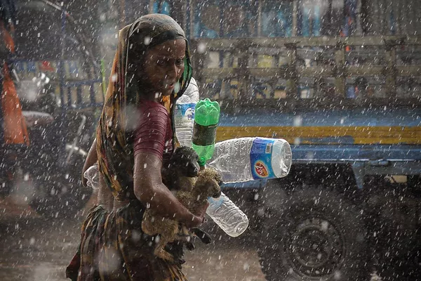 Người phụ nữ tìm nơi trú chân trong lúc có mưa bão ở Dhaka Người phụ nữ tìm nơi trú chân trong lúc có mưa bão ở Dhaka - Sputnik Việt Nam