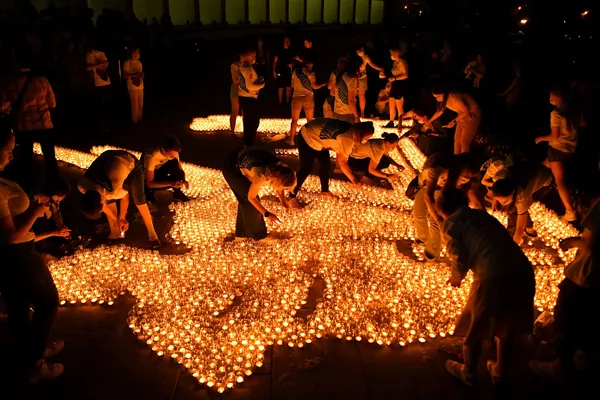 Những người tham gia hoạt động «Ngọn nến tưởng nhớ» thắp nến trước Bảo tàng Chiến thắng ở Matxcơva Những người tham gia hoạt động «Ngọn nến tưởng nhớ» thắp nến trước Bảo tàng Chiến thắng ở Matxcơva - Sputnik Việt Nam
