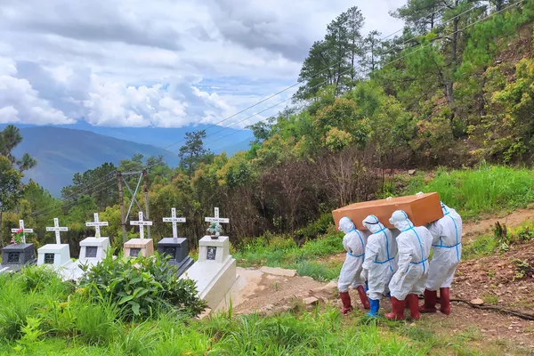 Mai táng người tử vong vì Covid-19 trong nghĩa trang ở Falam, Myanmar Mai táng người tử vong vì Covid-19 trong nghĩa trang ở Falam, Myanmar - Sputnik Việt Nam