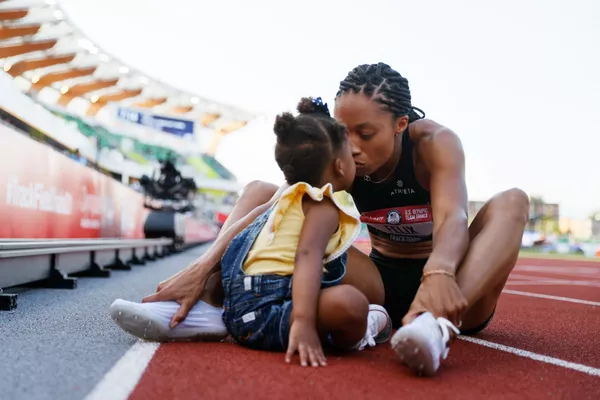 Allyson Felix mừng chiến thắng cùng với con gái Camryn sau khi về nhì trong cuộc đua điền kinh 400 mét thuộc Giải Vô địch Mỹ Allyson Felix mừng chiến thắng cùng với con gái Camryn sau khi về nhì trong cuộc đua điền kinh 400 mét thuộc Giải Vô địch Mỹ - Sputnik Việt Nam