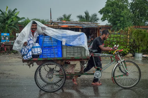 Một người đàn ông ngồi tránh mưa trên xe kéo trong trận mưa bão ở Dhaka Một người đàn ông ngồi tránh mưa trên xe kéo trong trận mưa bão ở Dhaka - Sputnik Việt Nam