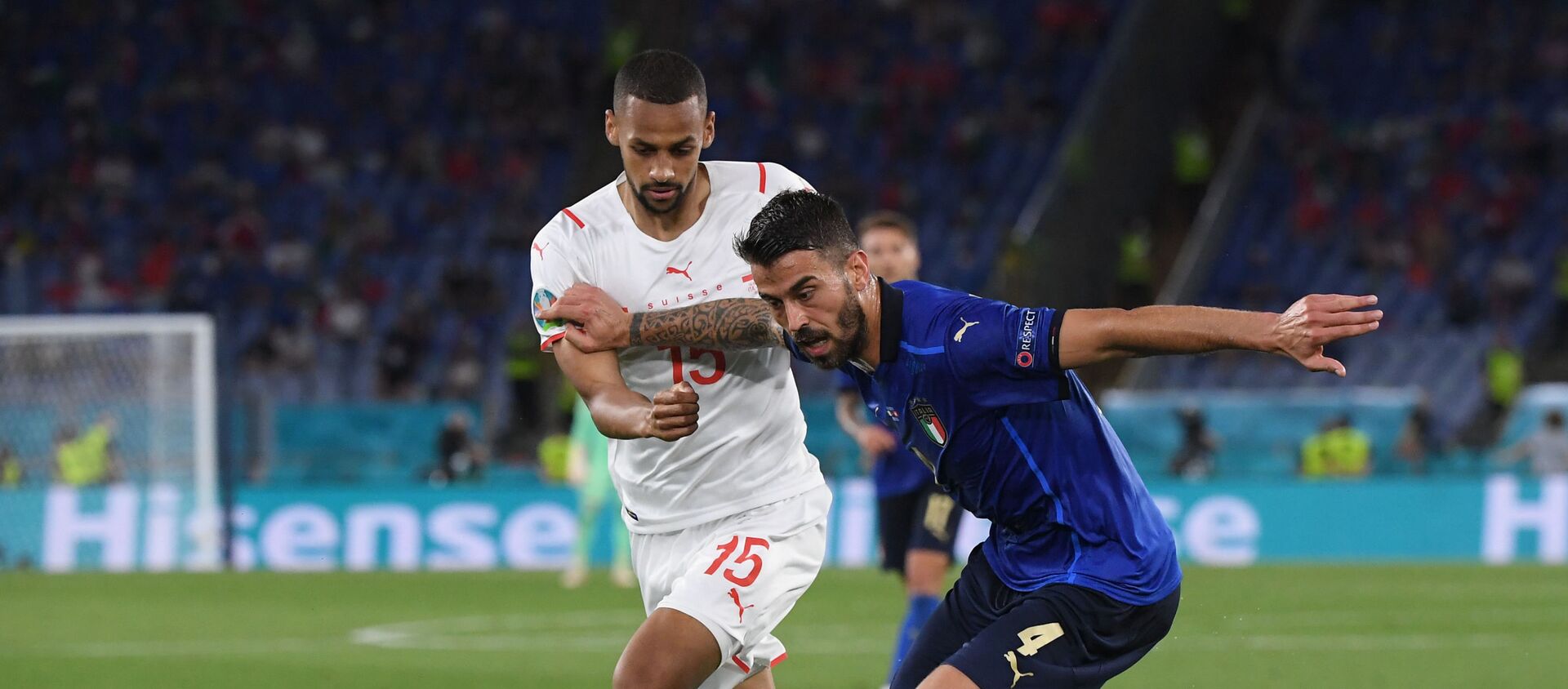 Cầu thủ Djibril Sow của Thụy Sĩ và Leonardo Spinazzola của Ý trong trận đấu bảng A UEFA EURO 2020 giữa Ý và Thụy Sĩ. - Sputnik Việt Nam, 1920, 06.07.2021