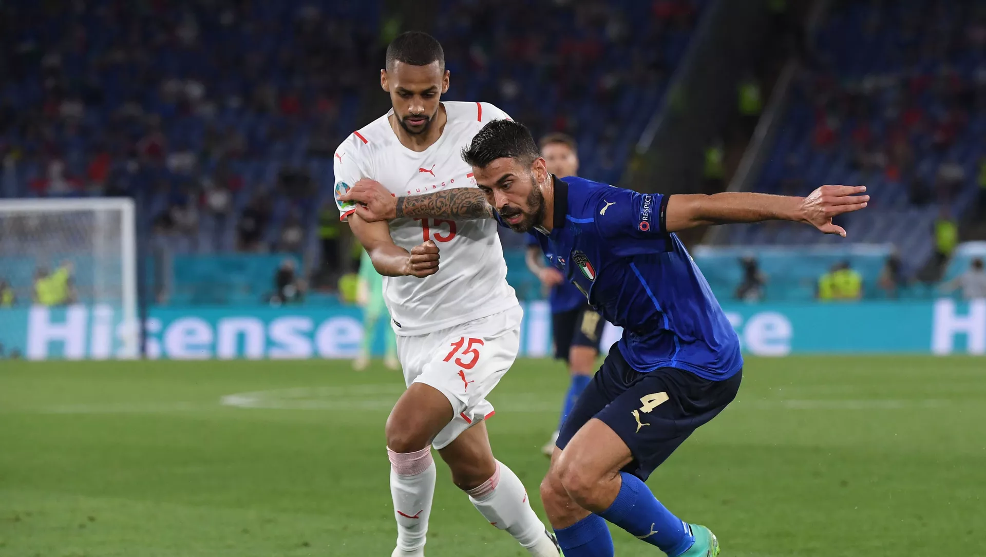 Cầu thủ Djibril Sow của Thụy Sĩ và Leonardo Spinazzola của Ý trong trận đấu bảng A UEFA EURO 2020 giữa Ý và Thụy Sĩ.
