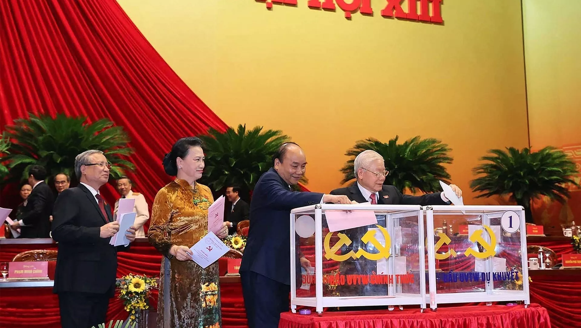 Tổng Bí thư, Chủ tịch nước Nguyễn Phú Trọng, Thủ tướng Nguyễn Xuân Phúc, Chủ tịch Quốc hội Nguyễn Thị Kim Ngân, Thường trực Ban Bí thư Trần Quốc Vượng bỏ phiếu bầu Ban Chấp hành Trung ương khóa XIII.
