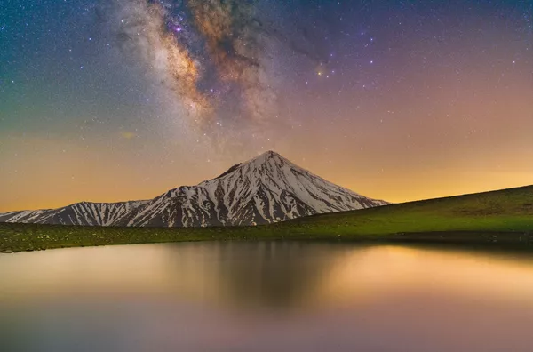 Bức ảnh về Núi Damavand và Dải Ngân hà của nhiếp ảnh gia người Iran Masoud Ghadiri, lọt vào danh sách rút gọn cho cuộc thi Nhiếp ảnh gia thiên văn học lần thứ 13 của Đài thiên văn Hoàng gia Bức ảnh về Núi Damavand và Dải Ngân hà của nhiếp ảnh gia người Iran Masoud Ghadiri, lọt vào danh sách rút gọn cho cuộc thi Nhiếp ảnh gia thiên văn học lần thứ 13 của Đài thiên văn Hoàng gia - Sputnik Việt Nam