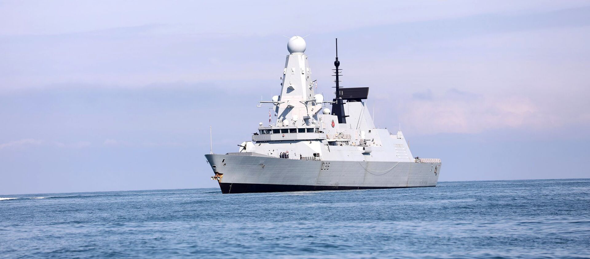 Tàu chiến HMS Defender của Hải quân Hoàng gia Anh tiếp cận cảng Biển Đen của Batumi, Georgia, ngày 26/6/2021 - Sputnik Việt Nam, 1920, 22.07.2021