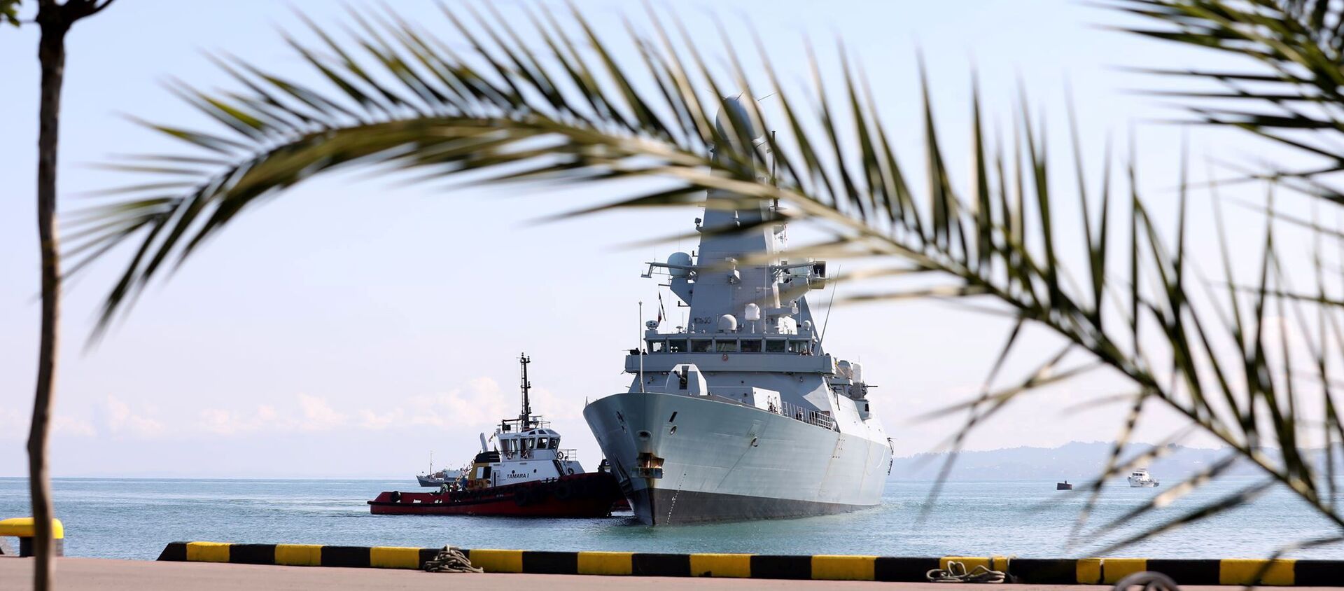 Tàu chiến HMS Defender của Hải quân Hoàng gia Anh tiếp cận cảng Biển Đen của Batumi, Georgia, ngày 26/6/2021 - Sputnik Việt Nam, 1920, 29.06.2021