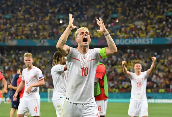Tuyển thủ Thụy Sĩ Granit Xhaka mừng chiến thắng của đội bóng trong trận chung kết vòng 1/8 Euro 2020 giữa Pháp và Thụy Sĩ tại sân vận động quốc gia ở Bucharest, Romania Tuyển thủ Thụy Sĩ Granit Xhaka mừng chiến thắng của đội bóng trong trận chung kết vòng 1/8 Euro 2020 giữa Pháp và Thụy Sĩ tại sân vận động quốc gia ở Bucharest, Romania - Sputnik Việt Nam