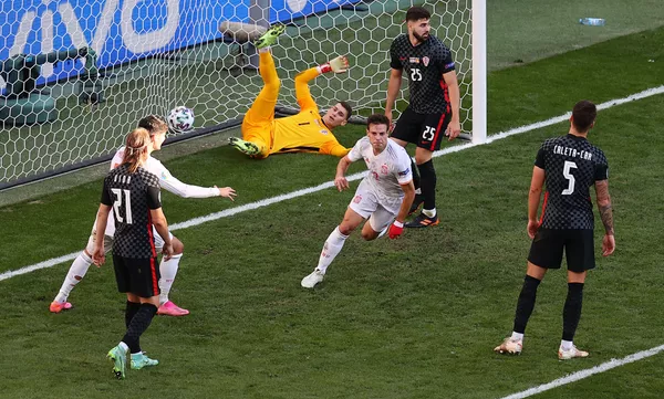 Cầu thủ Tây Ban Nha Cesar Azpilicueta mừng bàn thắng thứ hai của đội mình trong trận chung kết vòng 1/8 Euro 2020 giữa Croatia và Tây Ban Nha tại sân vận động Parken ở Copenhagen, Đan Mạch Cầu thủ Tây Ban Nha Cesar Azpilicueta mừng bàn thắng thứ hai của đội mình trong trận chung kết vòng 1/8 Euro 2020 giữa Croatia và Tây Ban Nha tại sân vận động Parken ở Copenhagen, Đan Mạch - Sputnik Việt Nam