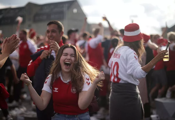 Người hâm mộ Đan Mạch tại fanzone trong trận đấu Euro 2020 giữa Xứ Wales và Đan Mạch ở Copenhagen, Đan Mạch Người hâm mộ Đan Mạch tại fanzone trong trận đấu Euro 2020 giữa Xứ Wales và Đan Mạch ở Copenhagen, Đan Mạch - Sputnik Việt Nam