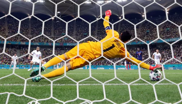 Thủ môn Pháp Hugo Lloris thực hiện một quả phạt đền trong trận đấu Euro 2020 giữa Pháp và Thụy Sĩ tại sân vận động quốc gia ở Bucharest, Romania Thủ môn Pháp Hugo Lloris thực hiện một quả phạt đền trong trận đấu Euro 2020 giữa Pháp và Thụy Sĩ tại sân vận động quốc gia ở Bucharest, Romania - Sputnik Việt Nam