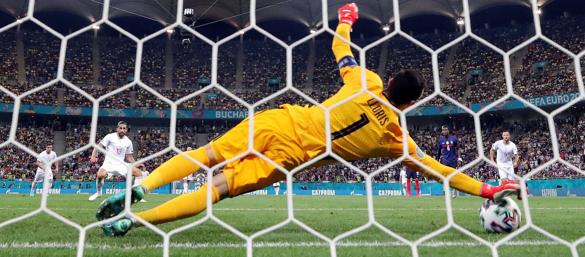 Thủ môn Pháp Hugo Lloris thực hiện một quả phạt đền trong trận đấu Euro 2020 giữa Pháp và Thụy Sĩ tại sân vận động quốc gia ở Bucharest, Romania - Sputnik Việt Nam, 1920, 01.07.2021