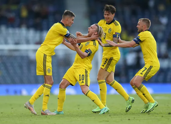 Các cầu thủ Thụy Điển sau khi ghi bàn thắng vào lưới Ukraina tại VCK EURO 2020 Các cầu thủ Thụy Điển sau khi ghi bàn thắng vào lưới Ukraina tại VCK EURO 2020 - Sputnik Việt Nam
