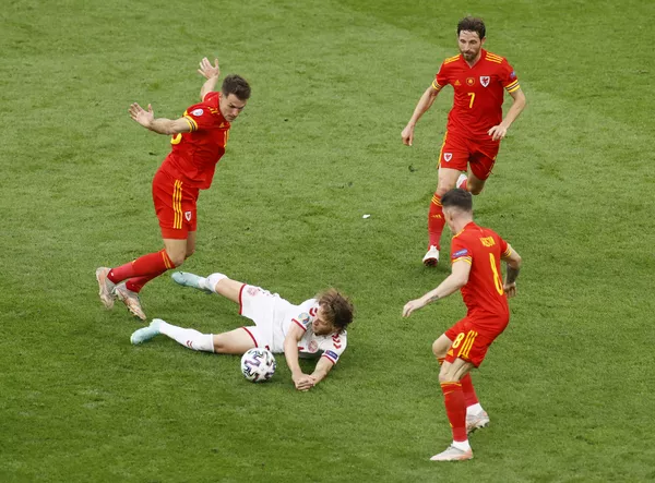 Các cầu thủ đội tuyển quốc gia Đan Mạch và Xứ Wales trong trận đấu UEFA EURO 2020 Các cầu thủ đội tuyển quốc gia Đan Mạch và Xứ Wales trong trận đấu UEFA EURO 2020 - Sputnik Việt Nam