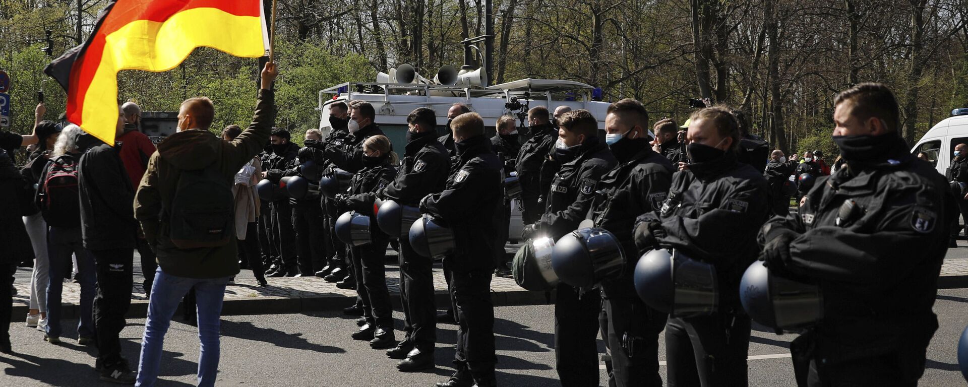 Những người tham gia cuộc biểu tình phản đối chính sách chống đại dịch coronavirus của chính phủ Đức và cảnh sát ở Berlin. - Sputnik Việt Nam, 1920, 23.02.2025