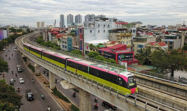 Đoàn tàu chạy qua tuyến đường Nhổn - Ga Hà Nội (đoạn trên cao dài 8,5km từ Nhổn đến Đại học Giao thông vận tải). - Sputnik Việt Nam